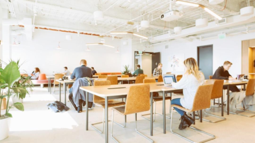 Estudiantes participando en sesiones interactivas de webinars