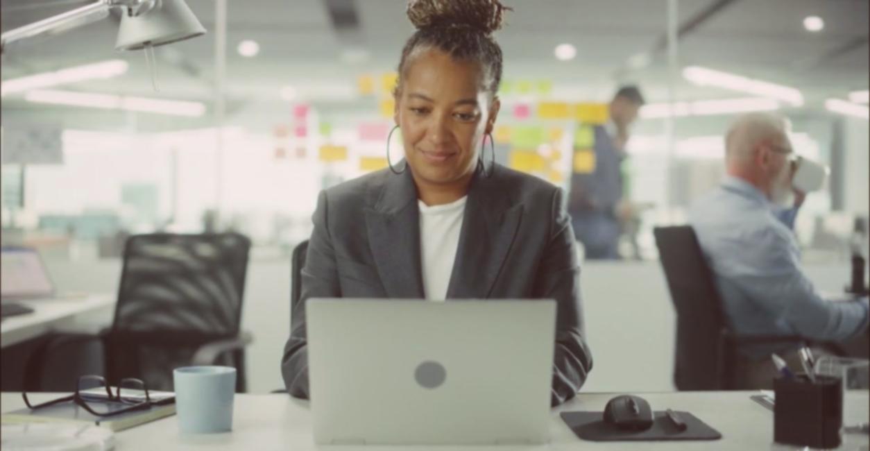 Espacio de trabajo moderno para monitoreo presupuestario